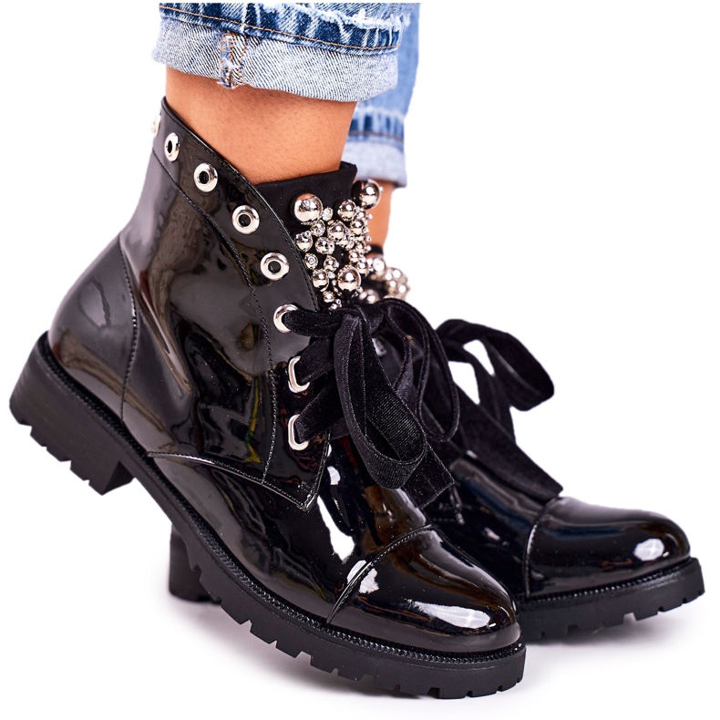 MSMG Women's warm boots with metallic pearls and a ribbon, lacquered Perla black