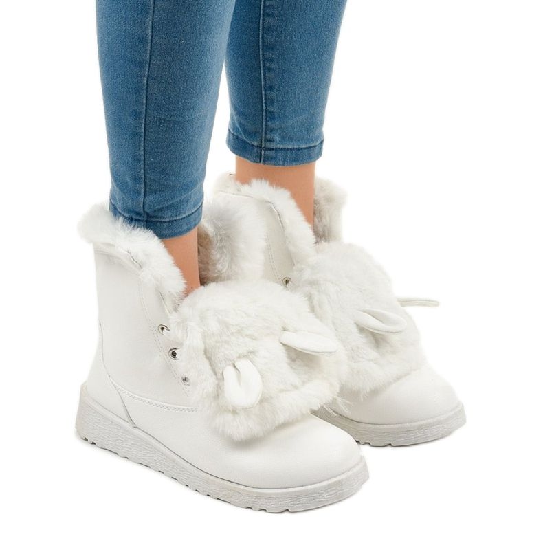 White insulated boots from Alrindra