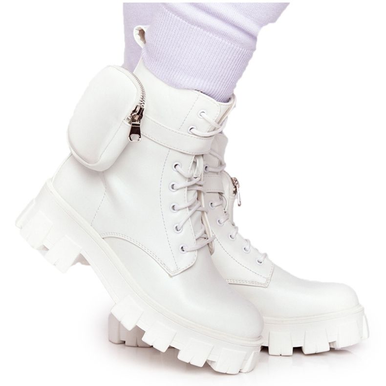 PS1 Boots Workers On the Platform with the kidney White Saturday