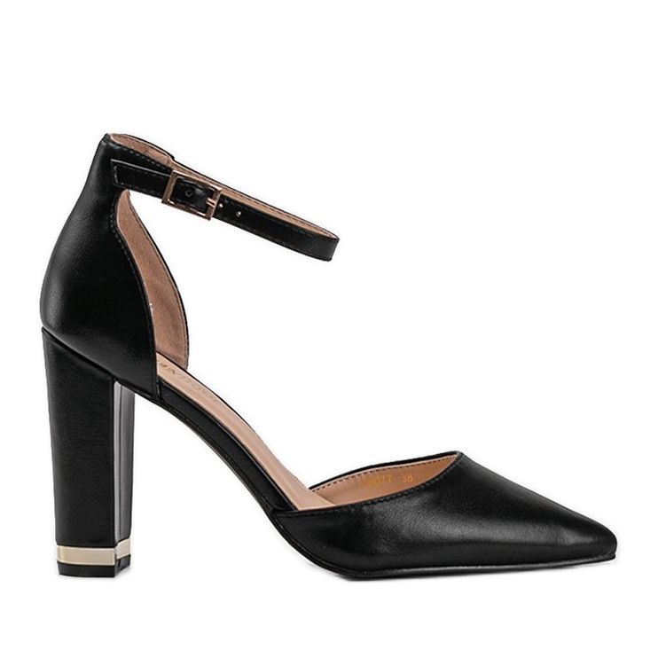 Black pumps on the Kaelyn post