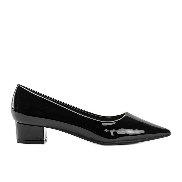 Black pumps lacquered on an Anabel block