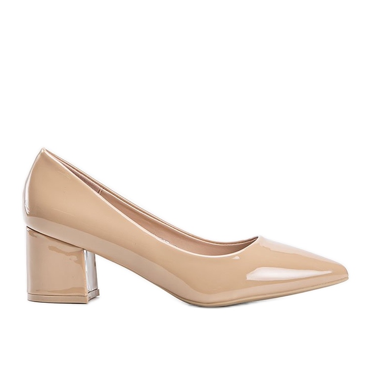 Beige pumps lacquered on a Damari block