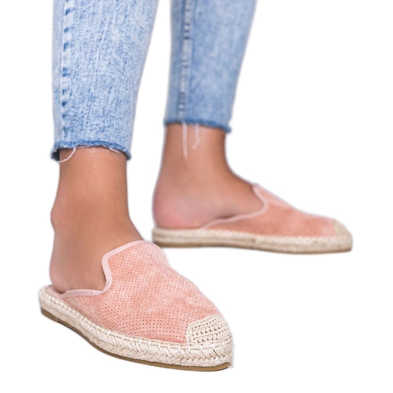 Pink flip-flops with a closed front of the Kinshasa