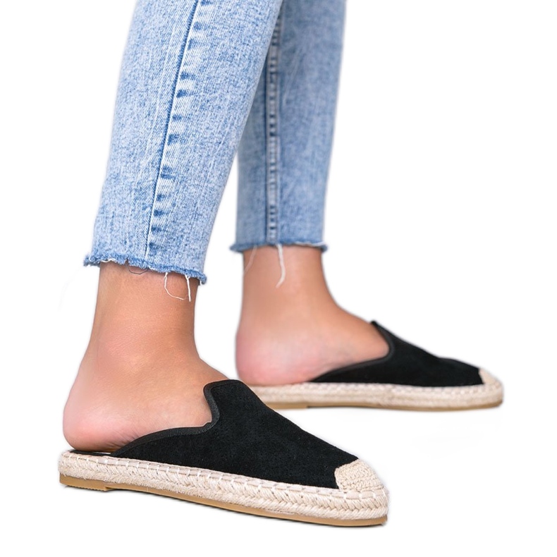 Black flip-flops with a closed front Kinshasa
