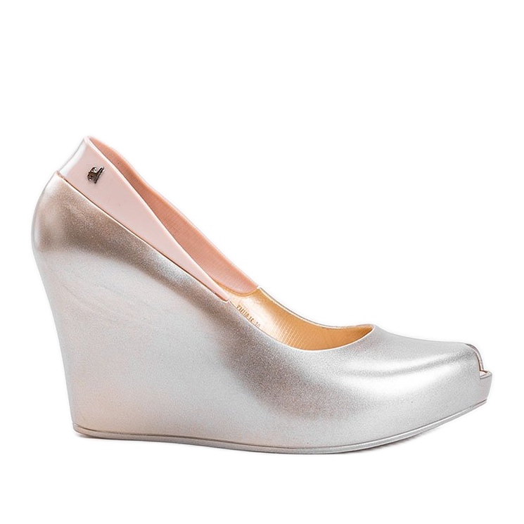 Golden meliski on Dina's wedge