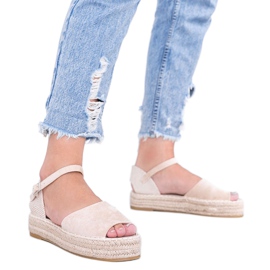 Beige sandals on the Pearl River platform Beige sandals on the Pearl River platform