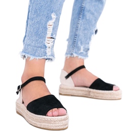 Black sandals on the Pearl River platform