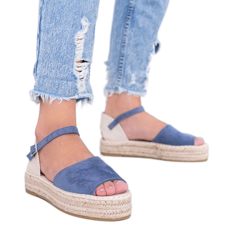 Blue sandals on the Pearl River platform