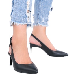 Black pumps on a stiletto heel by Elen