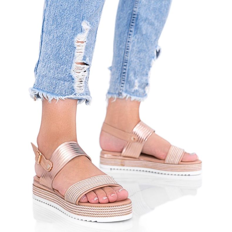 Beige sandals with a chunky Senorita sole