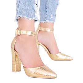 Sandals on a post in the Glamor crocodile skin motif golden
