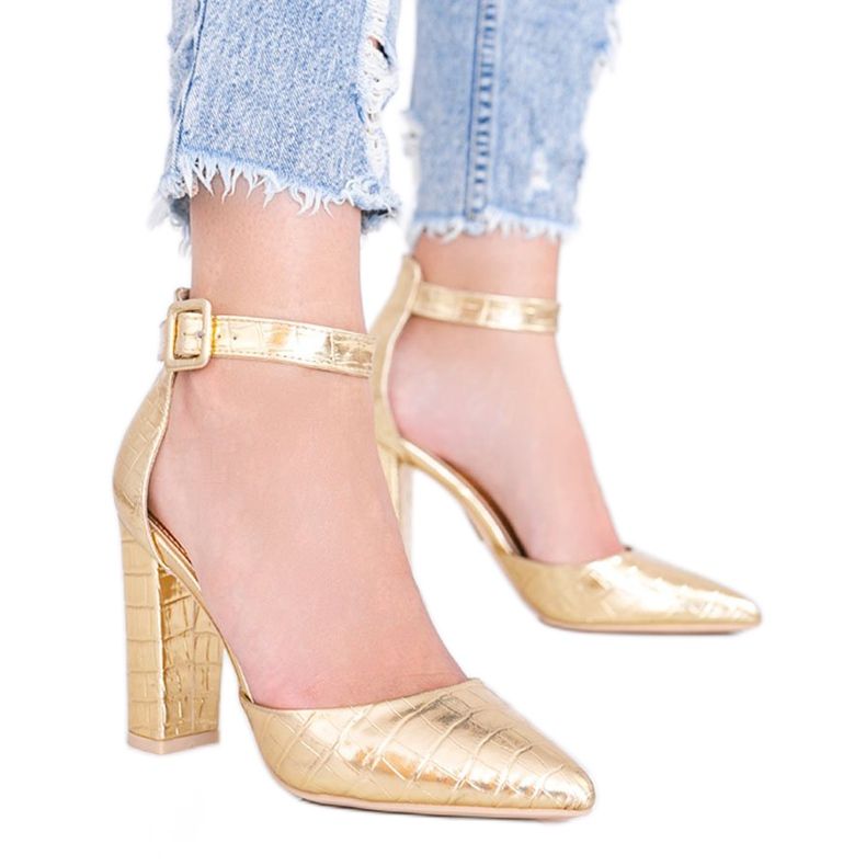 Sandals on a post in the Glamor crocodile skin motif golden
