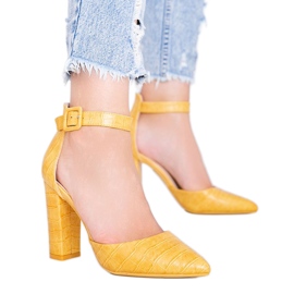 Mustard pumps on a post in the Glamor crocodile skin pattern yellow Mustard pumps on a post in the Glamor crocodile skin pattern yellow