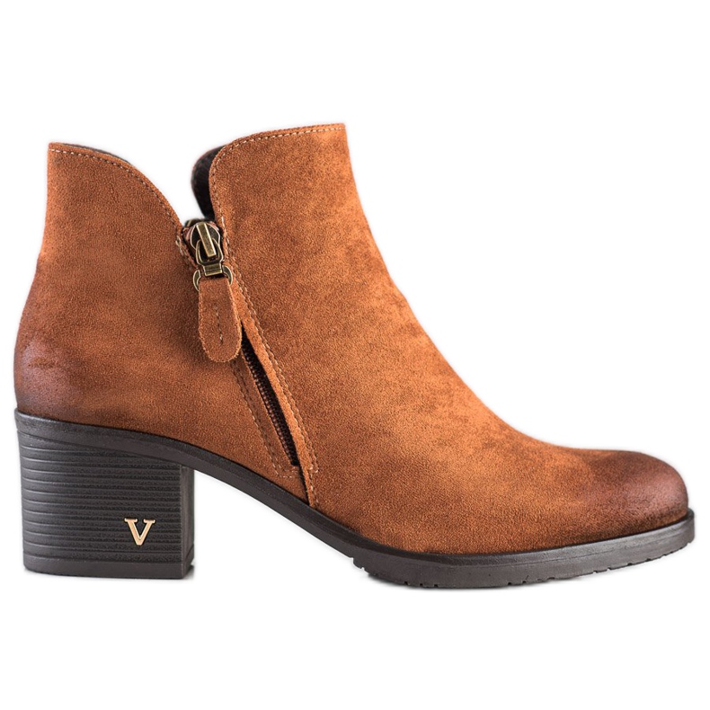 Classic boots on the VINCEZA post brown