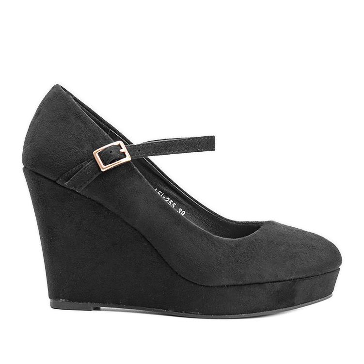 Black pumps on the Prisca wedge
