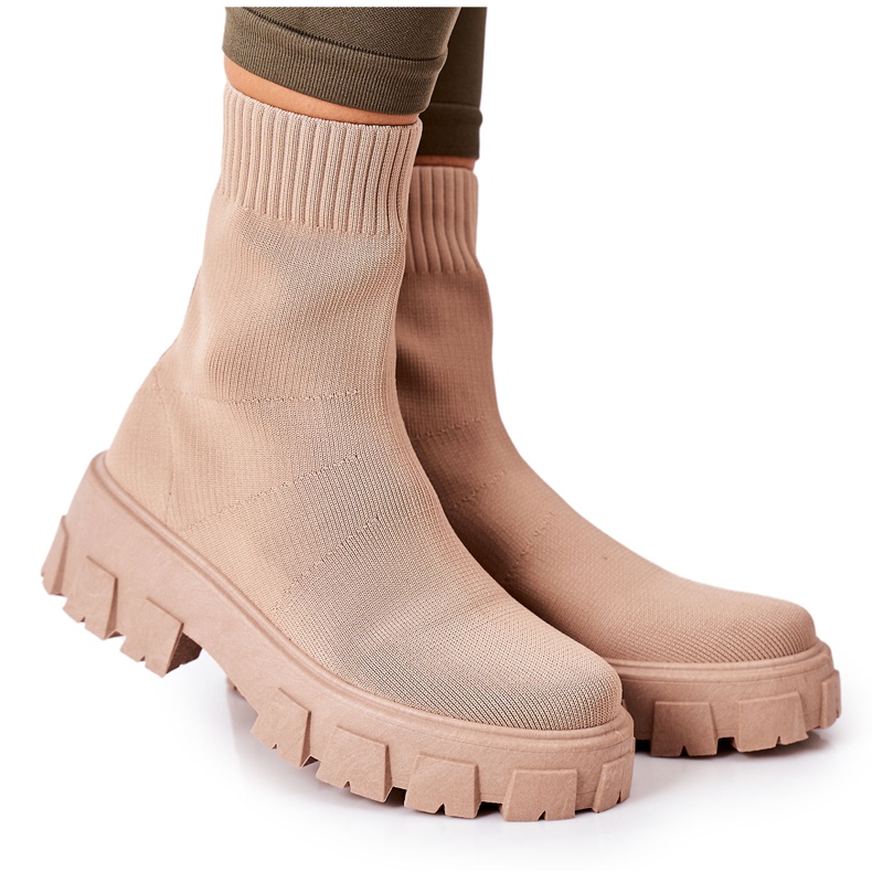 PS1 Workers Of Elastic Fabric On The Platform Beige Inspiration