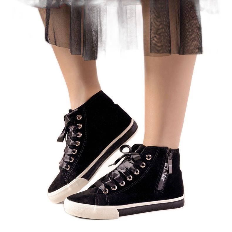 Black ankle-high sneakers with a Sunilino ribbon