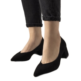 Black pumps on the Floren post