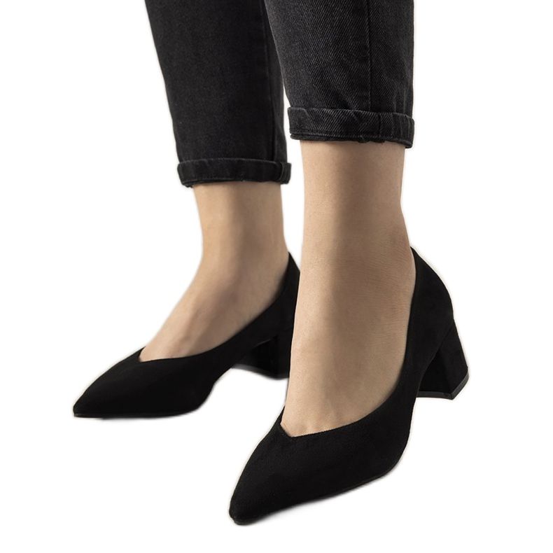 Black pumps on the Floren post