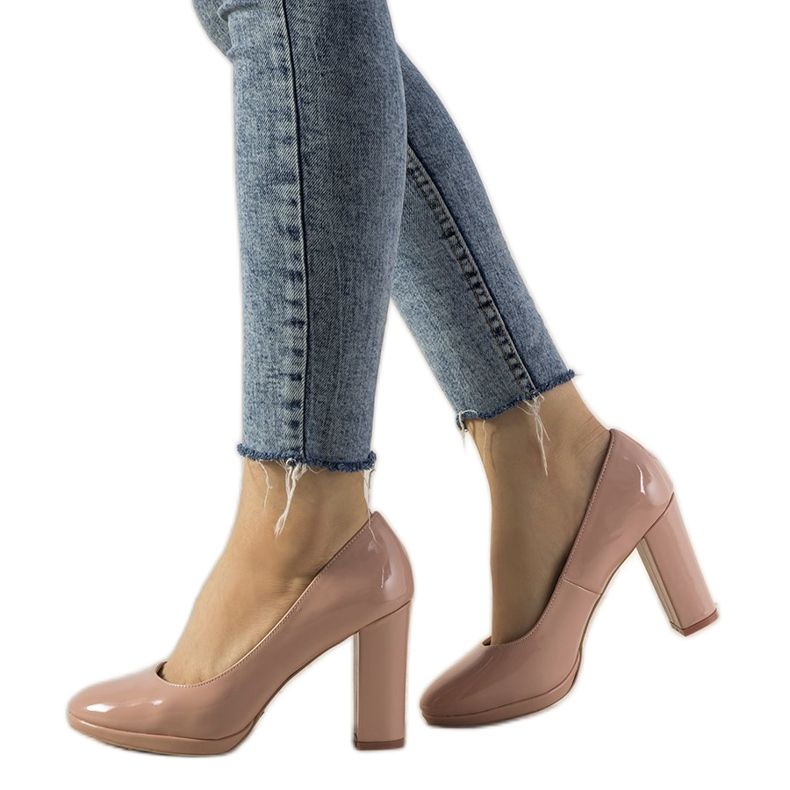 Pink lacquered pumps on the Bellisima pillar