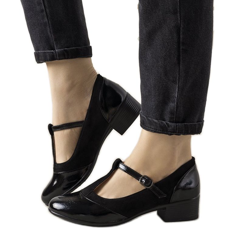 Black pumps on a pillar with a varnished Manam toe