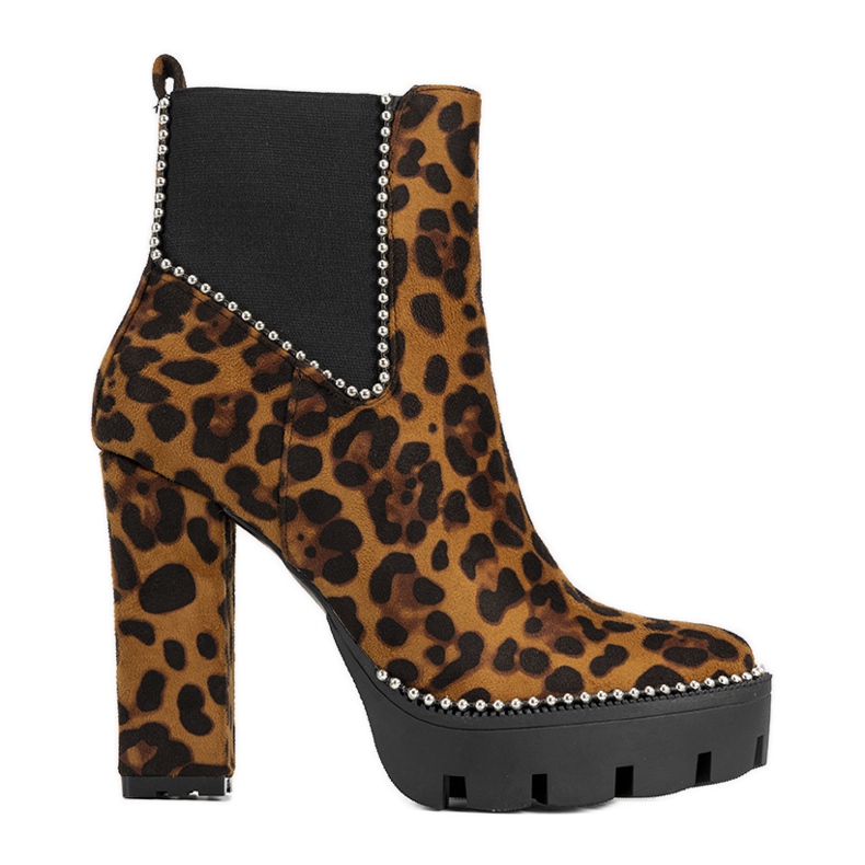 Brown boots on the post in the leopard pattern Leo