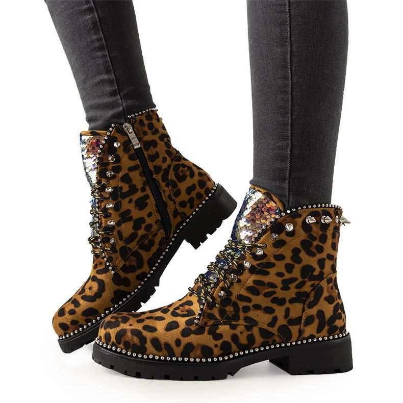 Brown boots in the Edesa leopard pattern black
