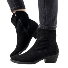 Black women's boots with a Tello Cruz cowboy accent