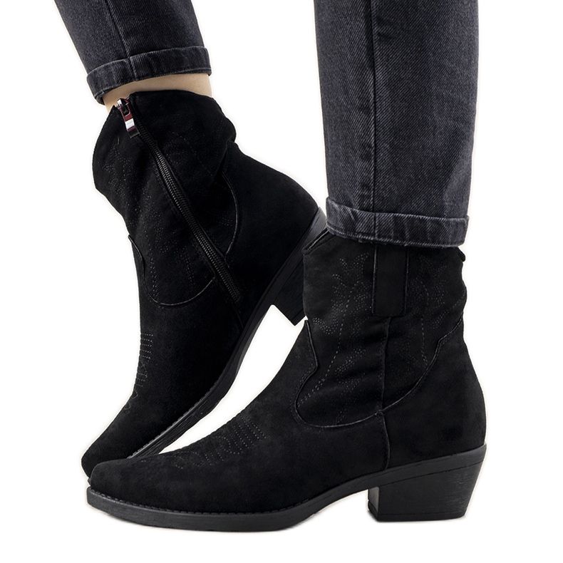 Black women's boots with a Tello Cruz cowboy accent