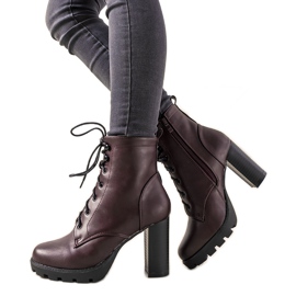 Maroon women's boots with a binding on the Najera post red