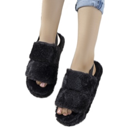 Ladies' black slippers with an elastic band and Rosales fur trim