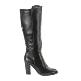 Black boots on the Monic post Black boots on the Monic post