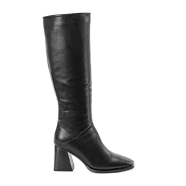 Black boots on the Rosina post