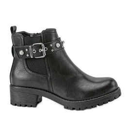Black bags with a buckle and Odysseus pearls