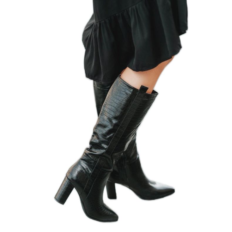 Black boots with Mona crocodile pattern on the post