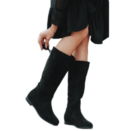 Black boots on Lean's wedge heel Black boots on Lean's wedge heel