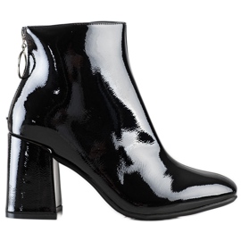 Lucky Shoes Lacquered boots on the post black