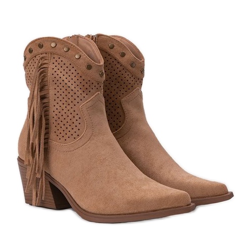 Beige cowboy boots on the Biancaa post