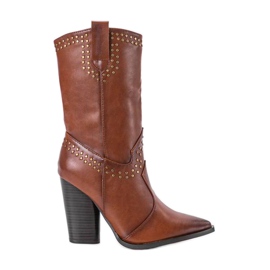 Brown cowboy boots with a decorated Bora upper