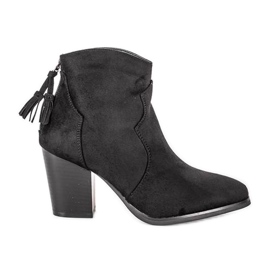 Black cowboy boots on the Abigail post