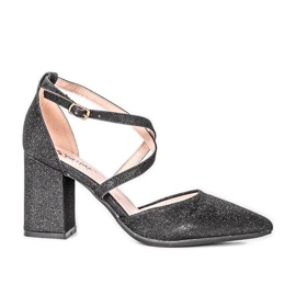 Black pumps on the Shine post silver