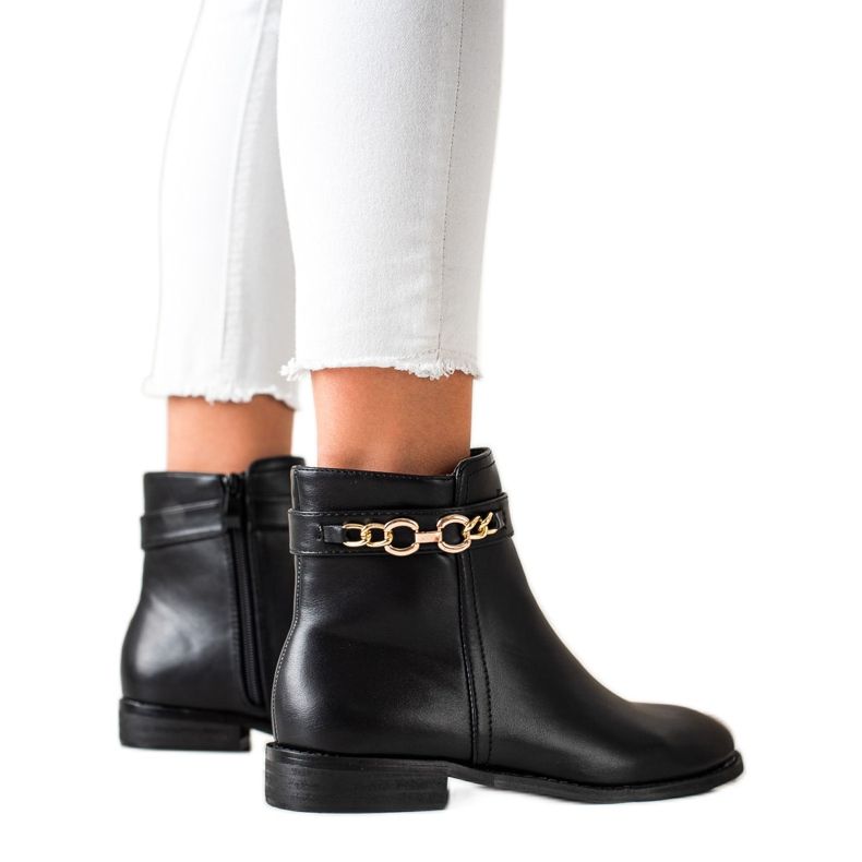Goodin Boots With A Gold Chain black