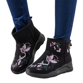 Black snow boots with Jamil embroidery
