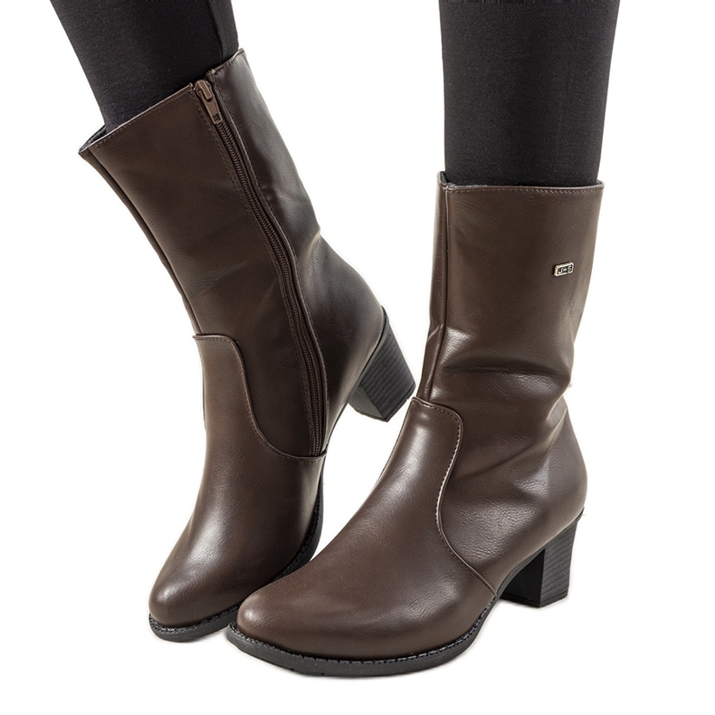 Classic brown boots on the Preciado post