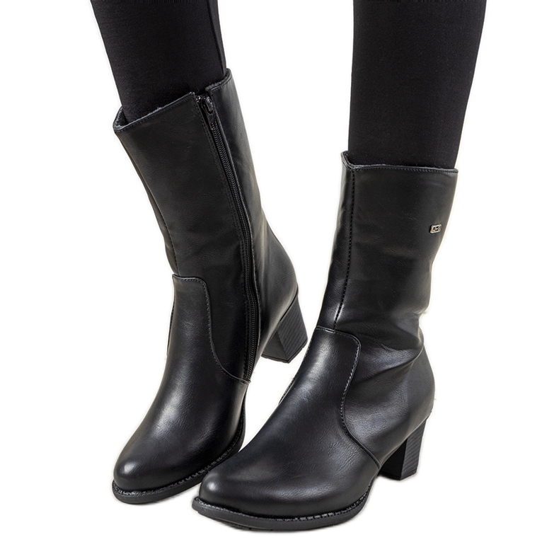 Black classic boots on the Preciado post