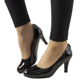 Black lacquer pumps on the Zamora pillar