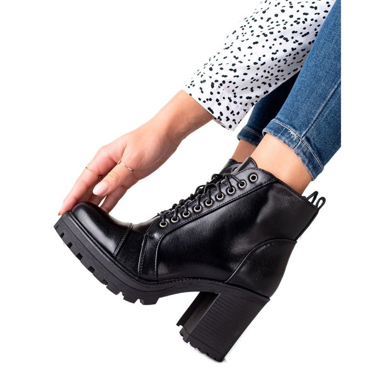 Sweet Shoes Comfortable boots on a post black