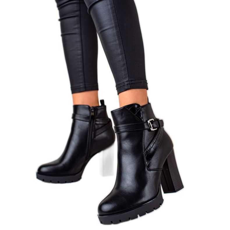Bestelle Black Boots On A High Post