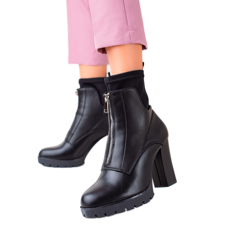 Bestelle Black Boots On High Heels