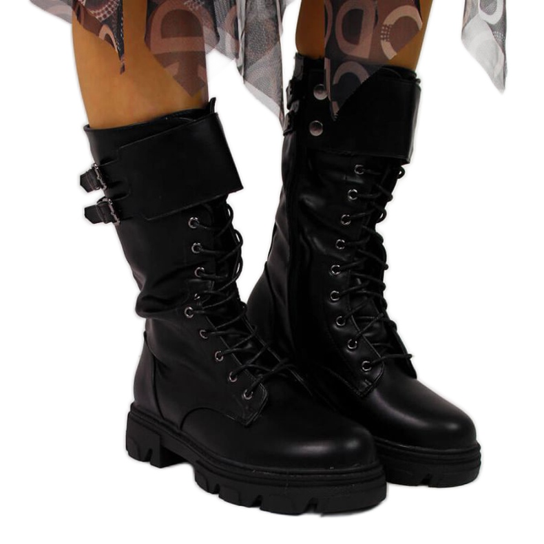 Workers insulated on the Vinceza W JAN54 platform black white